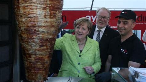 A­l­m­a­n­y­a­ ­B­a­ş­b­a­k­a­n­ı­ ­M­e­r­k­e­l­ ­d­ö­n­e­r­ ­k­e­s­t­i­